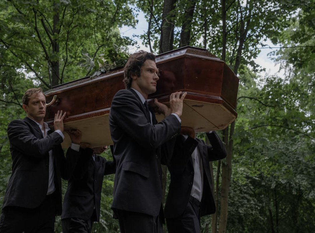 actuo de simon en el film muerte en el funeral